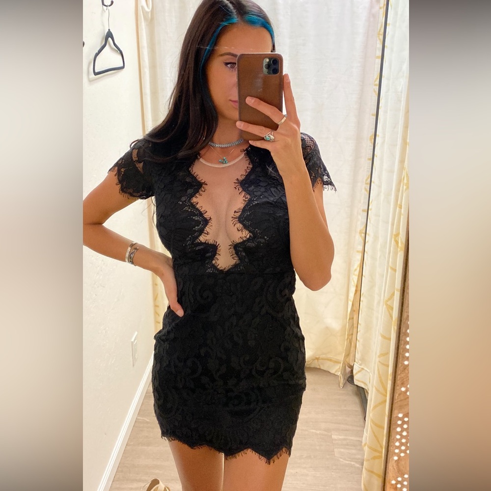 Storia Elegant Black Lace Mini Dress